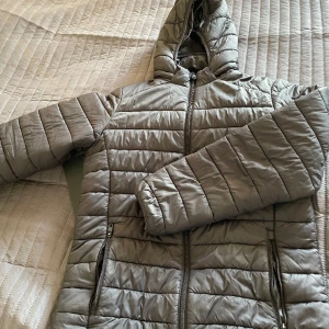 Everest jacka 50kr - Svart jacka 158/164 Små hål på baksidan.  Säljer den därför billigt. 