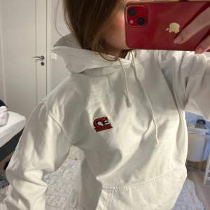 Superfin vit ”hovah” hoodie, köpt under GPV-turnén i Huskvarna, 2018! Nypris 600kr, går ej att köpa längre! Säljer även mer merch, vid köp av flera går det att få det för ett billigare pris!