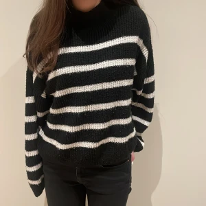 Randig stickad tröja  - Denna tröjan är i storlek M/L men passar även en tjej i Storlek S.