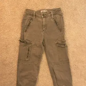 Fina gröna cargo ish byxor, sitter tight, har en liten fläck vid en ficka ( kolla tredje bilden) 