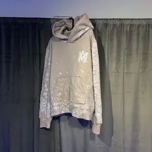 Amiri hoodie sparsamt använd köpt från vestiare för ~4300. Storlek small men passar dig med medium då den är boxy fit