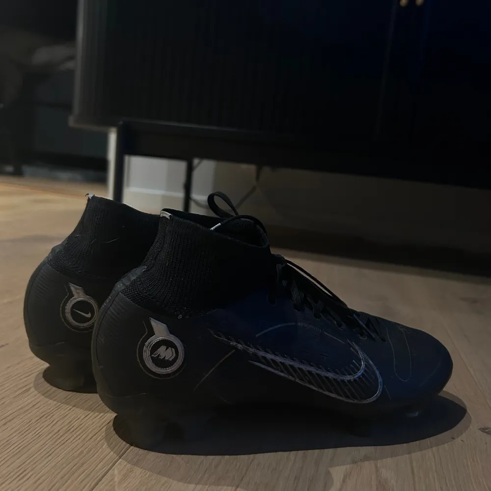 Säljer dessa Nike Mercurial Superfly 8 Elite Shadow Pack - Black / Metallic Gold / Silver FG. Är endast använda ett par fåtal gånger och är i bra skick! På sista bilden ser ni priser skorna sålts för på senaste😊 Äkta. . Kengät.
