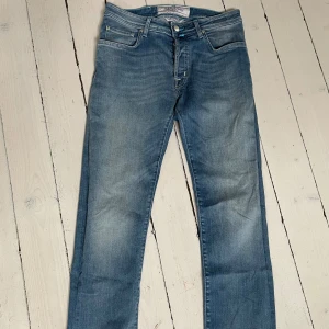 Jacob Cohen Jeans - Ljusblåa Jacob Cohen jeans i storlek 32. I väldigt bra skick inga skador eller slitningar.  Pris är förhandlingsbart vid snabb affär🤝