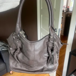 Brun handväska  - Vet inte märket. Den är i bra skick men har en defekt som visas på sista bilden. Om ni vill köpa använder ni köp nu funktionen🥰 