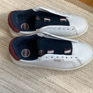 Colmar skor - Säljer dessa Colmar skor som knappt är använda. De har ett litet hål i ena hälen men annars är det ingen defekt, skulle säga 8/10. Kommer också utan skosnören med skulle rekommendera blåa eller vita snören.