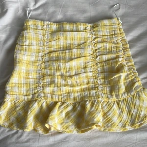 Zara kjol - Jag säljer denna trendiga zara kjol som är slutsålt överallt, passar så bra till allt😊