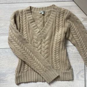 Stickadtröja -  Så fin svart kabel stickad tröja med v-ringning. Köpt från ett italiensktmärke BENINO för 499kr och säljer för 280kr🌟 Nyttskick!  Säljer även likadan i svart!