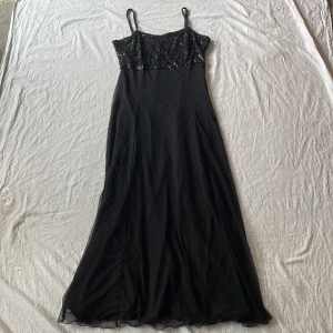 Långklänning - Bra skick! Några paljetter har åkt av och då har det blivit lösa trådar (4de bilden) mått: armhåla till armhåla 46cm längd ca 116cm❤️ har inga andra bilder!