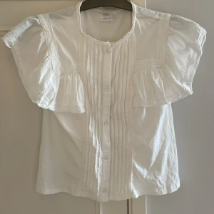 Vit blus  - Gullig topp/blus från zara barn. Använd några gånger. Storlek 164.