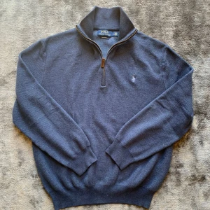 Ralph lauren halfzip  - Säljer en snygg Ralph Lauren Half zip storlek L i väldigt bra skick.