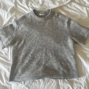 Stickad t-shirt! - Jättefin och skön stickad T-shirt. Använd fåtal gånger och är i ett mycket bra skick. 