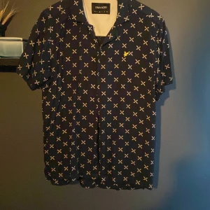 Säljer min lyle&Scott kortärmade skjorta  - Den är i ett bra skick nästan som ny och ett väldigt bra pris 