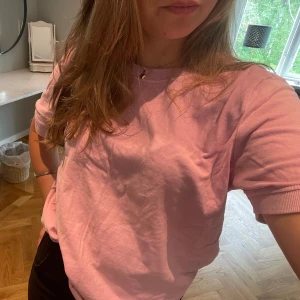 Oversized tröja från Zara - Rosa oversized tröja från Zara, i storlek L men passar mig som brukar ha xs/s. I nyskick🥰