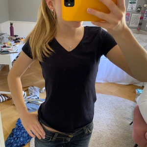Marinblå T-shirt  - Fin marinblå T-shirt med v-ringning. Fint skick och sällan använd!💗