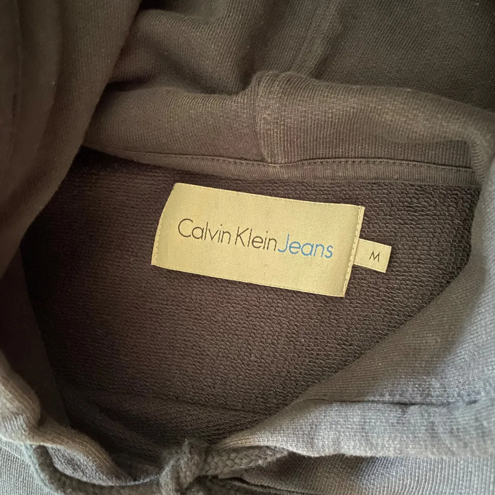 mörkblå hoodie från Calvin Klein Jeans. Väldigt sparsamt använd. Skriv gärna vid frågor!. Hoodies.