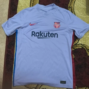 Barcelona t shirt - Säljer barca T-shirt för 350 helt ny inte använd storlek S M