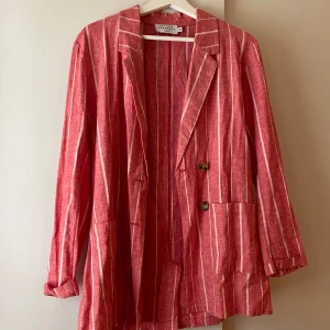 Kavaj NAKD - Perfekt skick! Passar både Xs o S. Går över rumpan. 