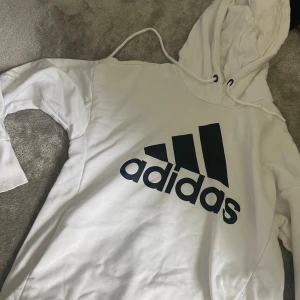 Massor av hoodies - 4 olika hoodies som är storlek xs-s, 150 kr för 1 hoodie, 2 för 250, 3 för 300, 4 för 380