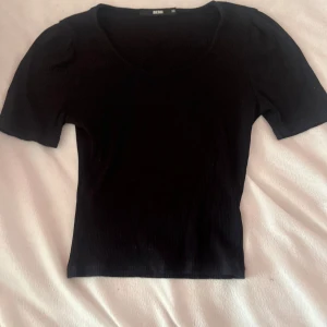 Svart t-shirt  - En svart kort armad tröja från bikbok🧡💛💛