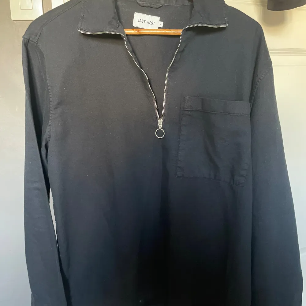 East west half-zip - Storlek S - Använd fåtal gånger och har inga defekter - Köpt för 800kr - Säljer för 250kr - Pris kan diskuteras vid snabb affär⭐️. Tröjor & Koftor.