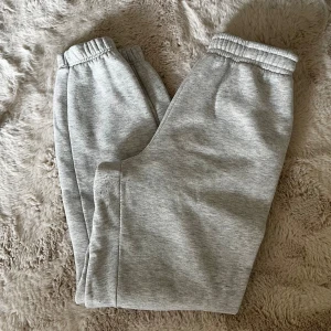 Gina tricot mjukisbyxor - Grå mjukisbyxor från Gina Tricot. Storlek M. Välanvända men fortfarande sköna, noppriga och några små svaga fläckar på baksidan av smalbenet men de syns knappt (se sista bilden). Därav priset! 