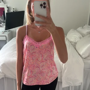 Linme - Linne i satin-liknande material. Justerbara axelband med strass. Använd fåtal gånger