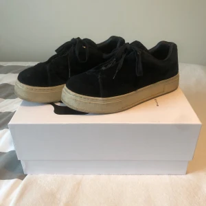 Eytys Doja Skor - Snygga Eytys sneakers i svart mocka. Perfekt för vardagligt bruk eller för att klä upp en outfit. Storlek 43. Måttligt använda.  Tveka inte att höra av dig vid frågor :)