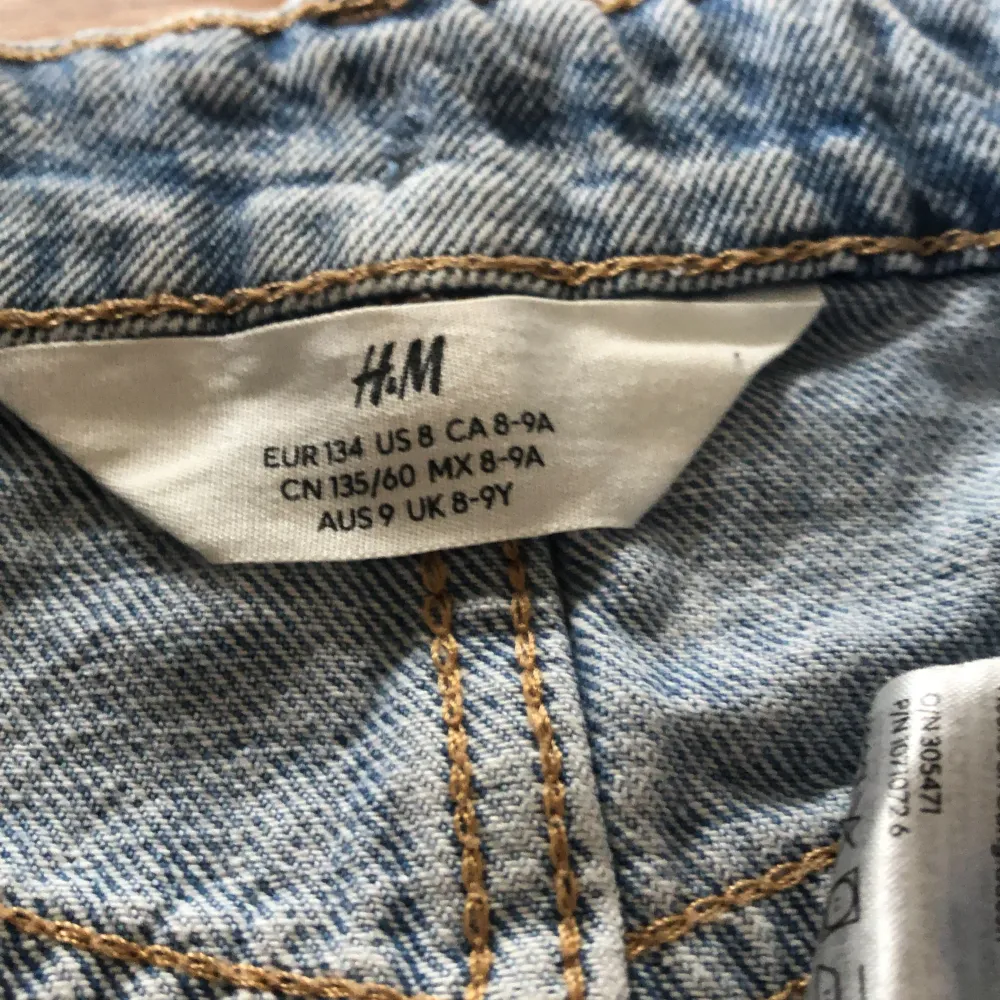 Här har vi en jättefin jeans kjol!🫶🏻 Man kan spänna åt den eller spänna ut den om den är för liten/stor🤩🌸 Den här kjolen passar bra för 8-9åringar eller 9-10-11 åringar (använde när jag var 10/11år passade precis perfekt också🫶🏻😘. Kjolar.