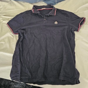 Monclér Piké - Säljer nu min Moncler pike eftersom att den knappt kommer till användning, storleken passar M - L. Äkta såklart kom privat för bevis.