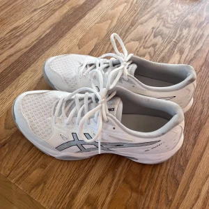 Inneskor - Helt nya asics inneskor, endast använda en gång.🌸Skulle säga att de är lite små i storleken.