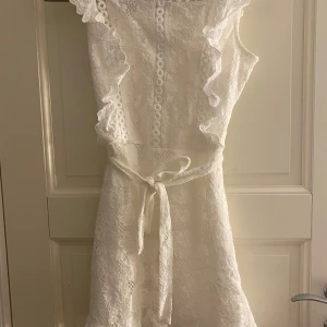 Vit spetsklänning Dennis Maglic XS - Säljer denna fina klänning i stl XS endast använd en gång! Passar perfekt till student🫶🏼 ordinarie pris 799kr, säljer för 550kr!