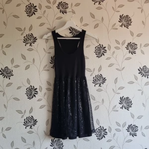 Svart Only paljettklänning, Strl: XS,  - Only paljettklänning "Jackson dress" från Only i storlek XS. Fint skick! Ej använd.