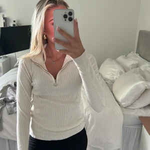 Tröja - Creme vit tröja från vero Moda. 