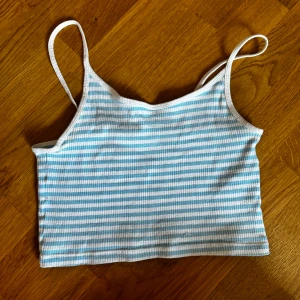 Randig cropped topp - Bra skick, turkosvit randig. Storlek M, normal i storlek. 