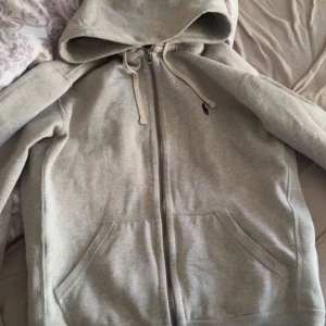 Ralph lauren zip hoodie  - Jätte fräsch tröja mycket fint skick, säljer den då den inte kommer till nån användning. Storlek:S