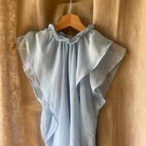 Söt blå zara blus  - Supersöt ljusblå blus ifrån zara som tyvärr inte kommit till användning 🩵🩵