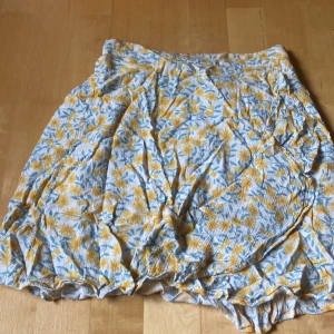 Blommig kjol - Blommig kjol storlek 146/152 .Hoppas du köper💛💚