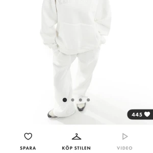 Kaiia studios hoodie från asos - Vit hoodie från asos. Oversize. Nypris 499 och säljer för 199