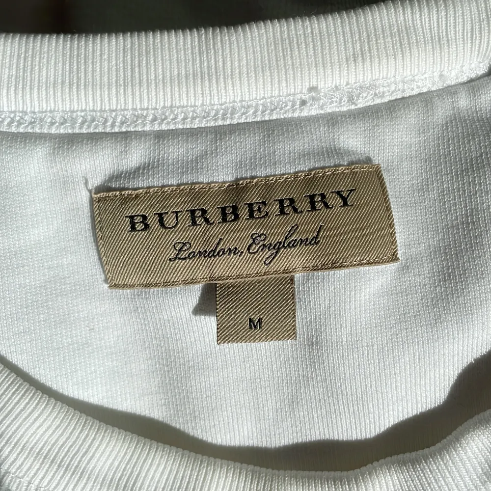 Vit Burberry crewneck i storlek M. Kvitto och orginaletiketter finns.  Mycket bra skick.. Tröjor & Koftor.