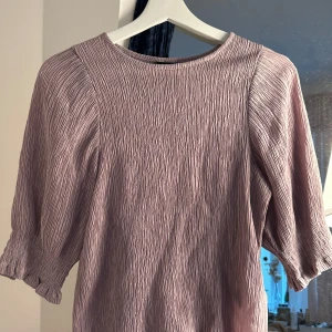Mauve-lila blus - Blus från Lindex i en dimmig lila färg🪻Så vacker passform och perfekt till en finare tillställning, kanske killens släktträff eller en jobbintervju?👀Endast använd en gång, men köpt second hand. Hör av dig vid vidare frågor!🫶💕