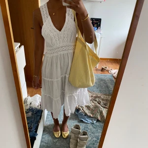 Vit klänning  - Så fin vit klänning i bomull! Jag är 165 ❤️‍🔥