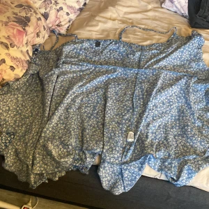 Kort blå blommig klänning  - Använd ett par gånger, väldigt skön men lite för uringad enligt mig. 