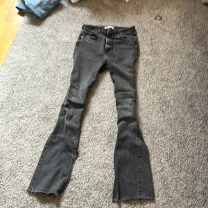 Svarta utsvängda jeans 👖🖤 - Jätte fina utsvängda jeans i färgen svart 🖤 i bra skick