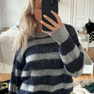 randig stickad tröja - väldigt fin stickad tröja🤍 tröjan är lite tunn men jättefin! SOM NY
