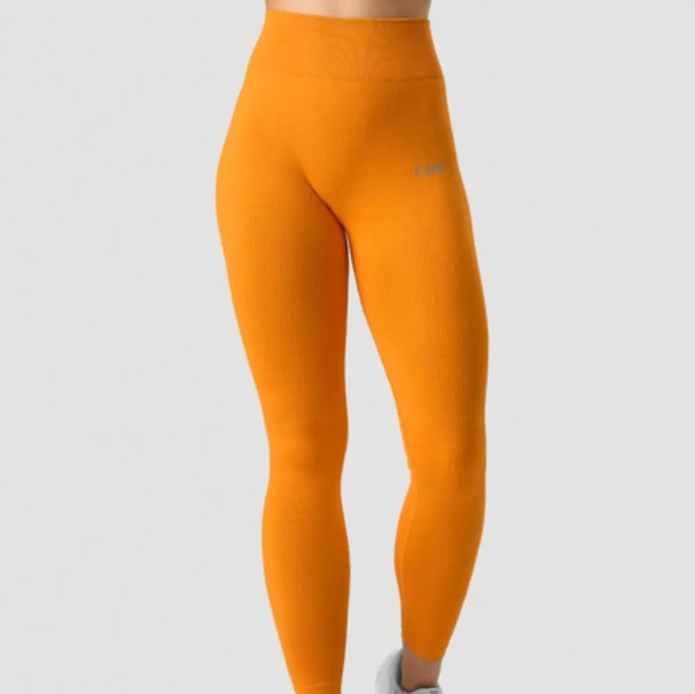 Oanvända ribbed define seamless tights från icaniwill i färgen bright orange. För stora för mig. Färgen stämmer mest överens med andra bilden.. Sportswear.