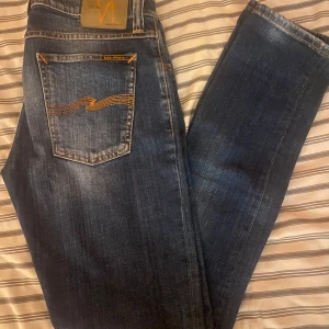 Nudie jeans aW31L34 - Nudie jeans i mkt fint skick i en otroligt  Snygg tvätt!  W31L34 Modell: tight long john  Tvätt :organic clean neps Nypris 1700kr 98%organic cotton 2 elestan Skickar samma dag, köp görs