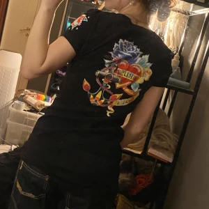 Blind date t-shirt💞 - Jätte fin blind date t-shirt med coola y2k designer på framsidan och baksidan💖 den är M men passar även bra på mig som är S 