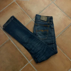 Nudie jeans - Tja säljer dessa feta nudie jeans i modellen Tube Tom. Dom är i storlek W29 L32, riktigt bra passform och stilrena. Passar någon som är ca 180 perfekt. Skriv vid funderingar