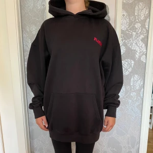 Playboy hoodie - PLAYBOY Hoodie  I färgen Svart Material: polyester och bomull stl: S (Oversize)   Tröjan är väl använd då det är en av de skönaste tröjor jag har ägt.  Trycket på ryggen har blivit blekt, men tröjan är fortfarande lika snygg.