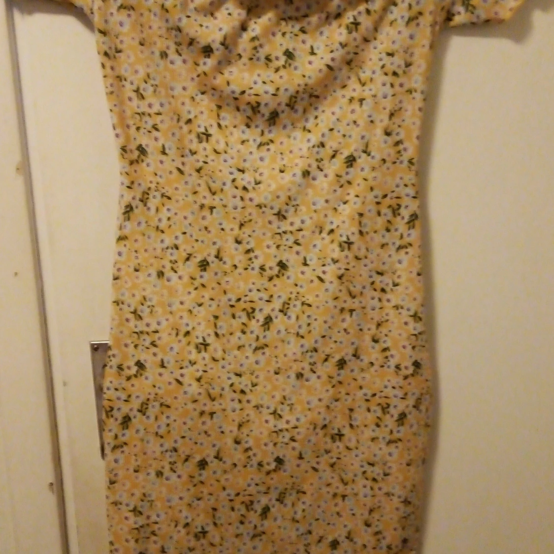 Gul somrig blommig klänning 